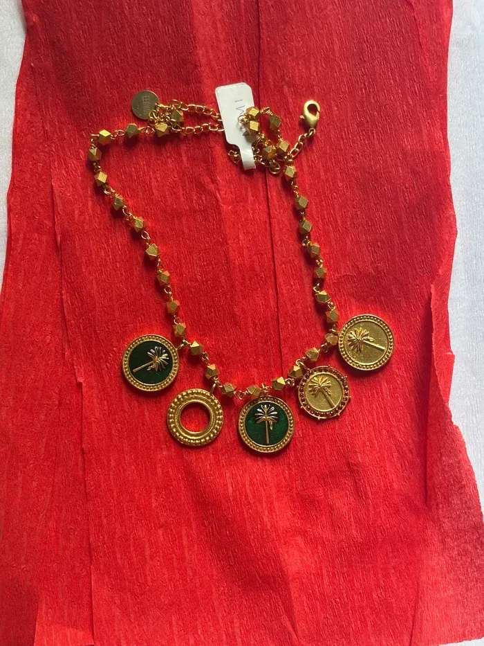 5 Coin Banana Choker view 4